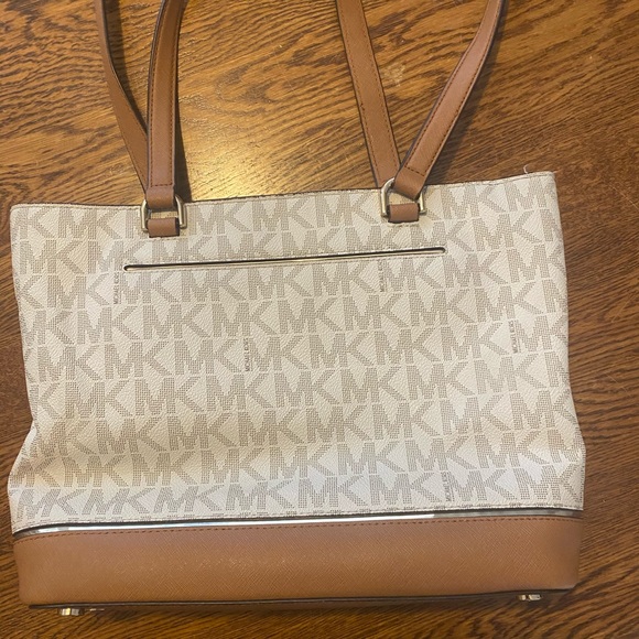 Michael Kors white purse with logo - Picture 2 of 6
